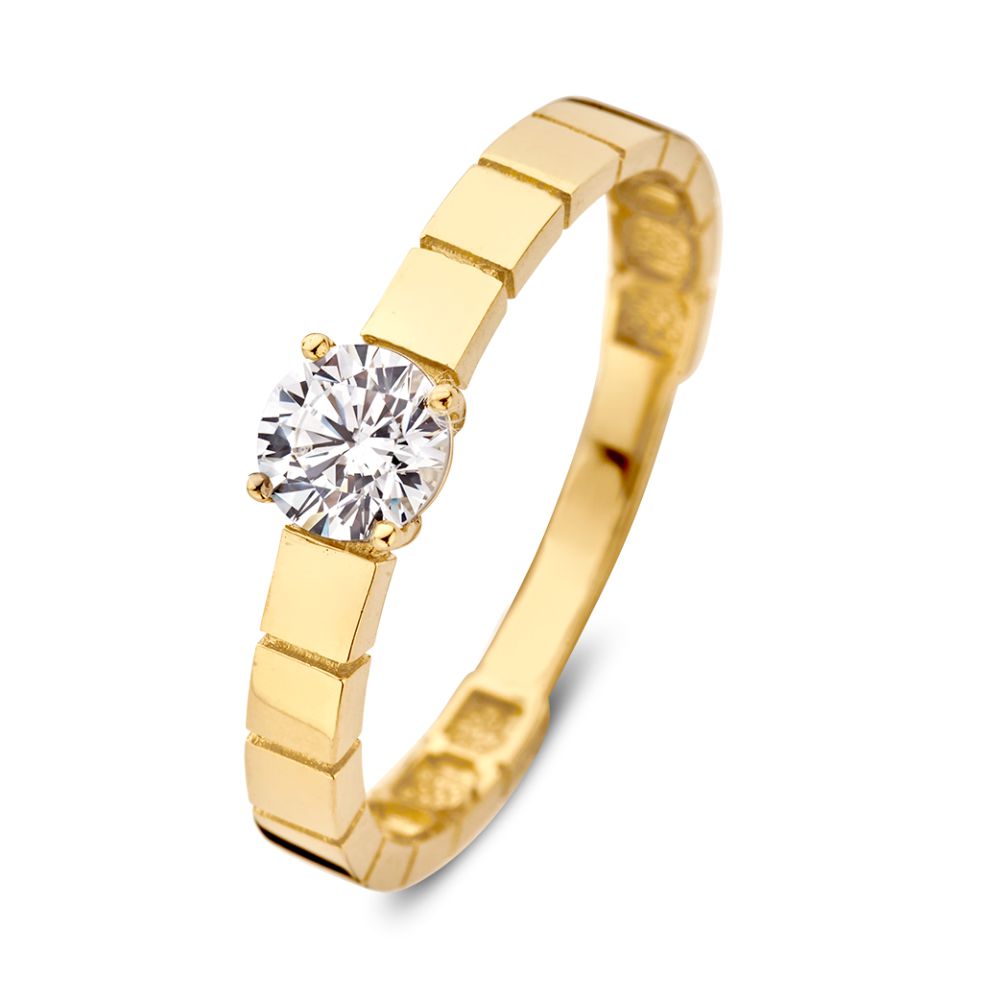 Anello in oro giallo 14 carati con pietra centrale in zirconia e band in finitura lavorata.