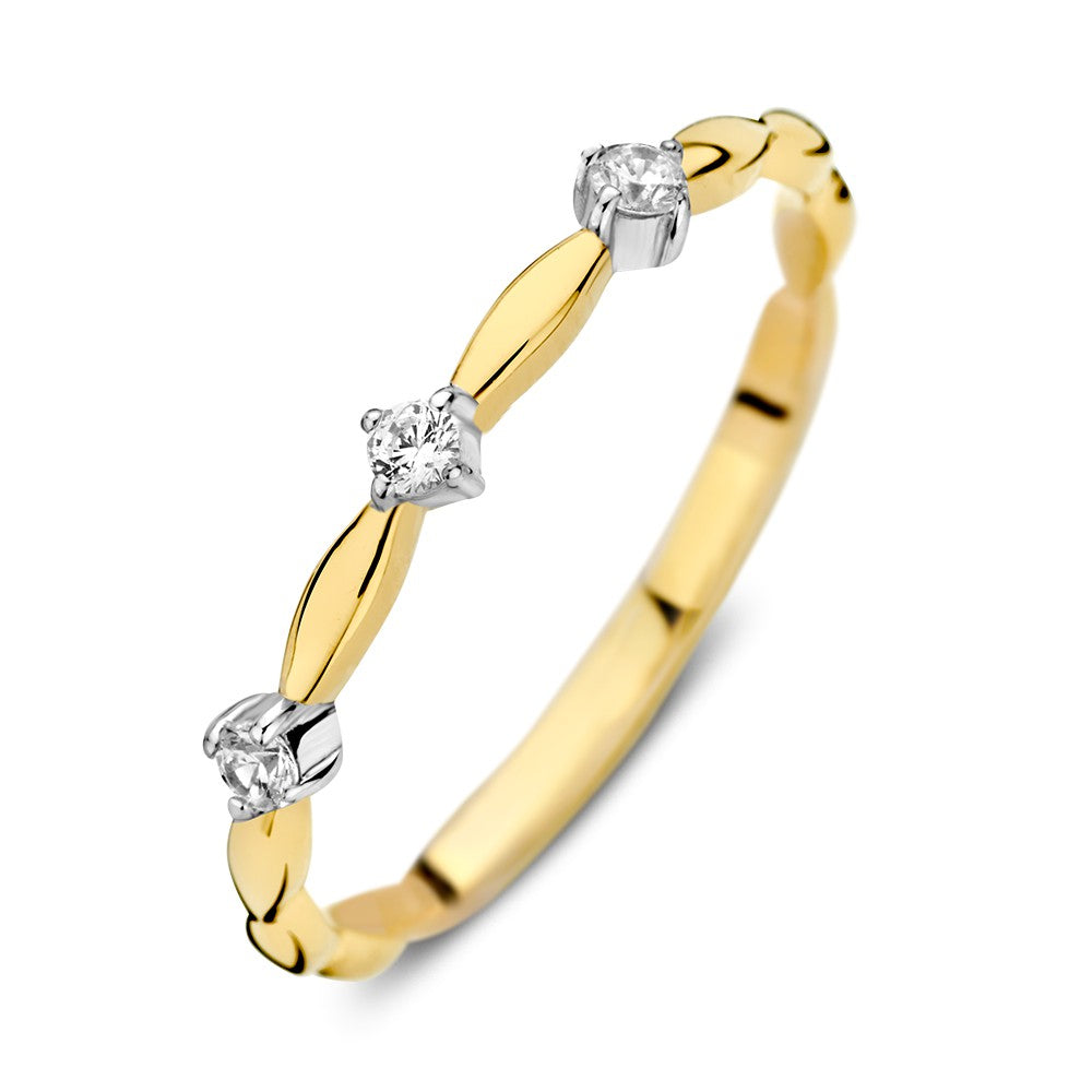 Bicolor geel- en witgouden ring met drie zirkonia's en een golvende schakelstructuur.