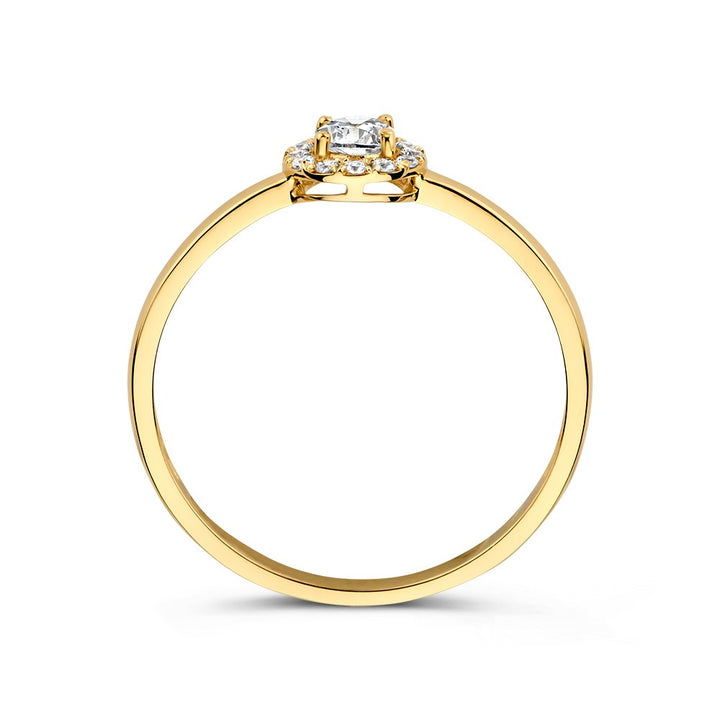 De Elegante Geelgouden Entourage Ring met Zirkonia's van Excellent Jewelry is een 14 karaat gouden ring met centrale rechthoekige zirkonia en twee ronde zirkonia's, fraai geaccentueerd door een verfijnde band en zettingdetails.