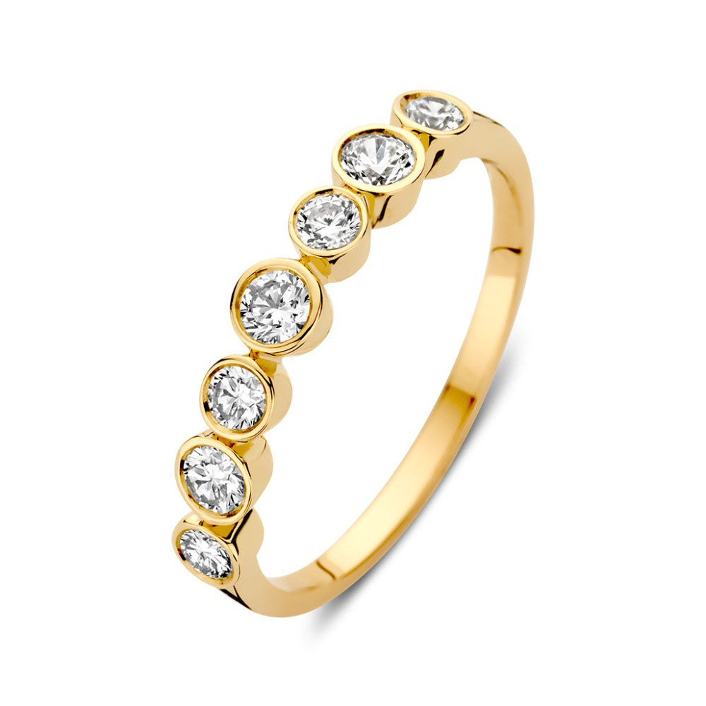 Anello in oro giallo 14 carati con zirconi incastonati in castoni rotondi.