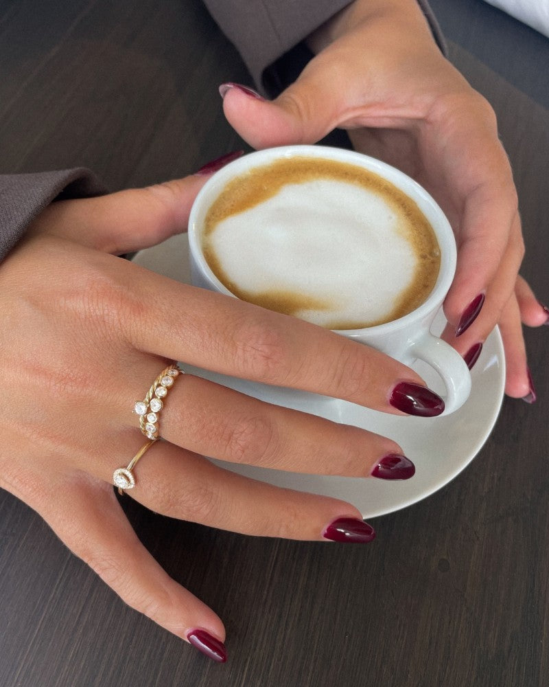 Elegante Anello in Oro Giallo con Zircone a Forma di Pera – Lusso Sobrio