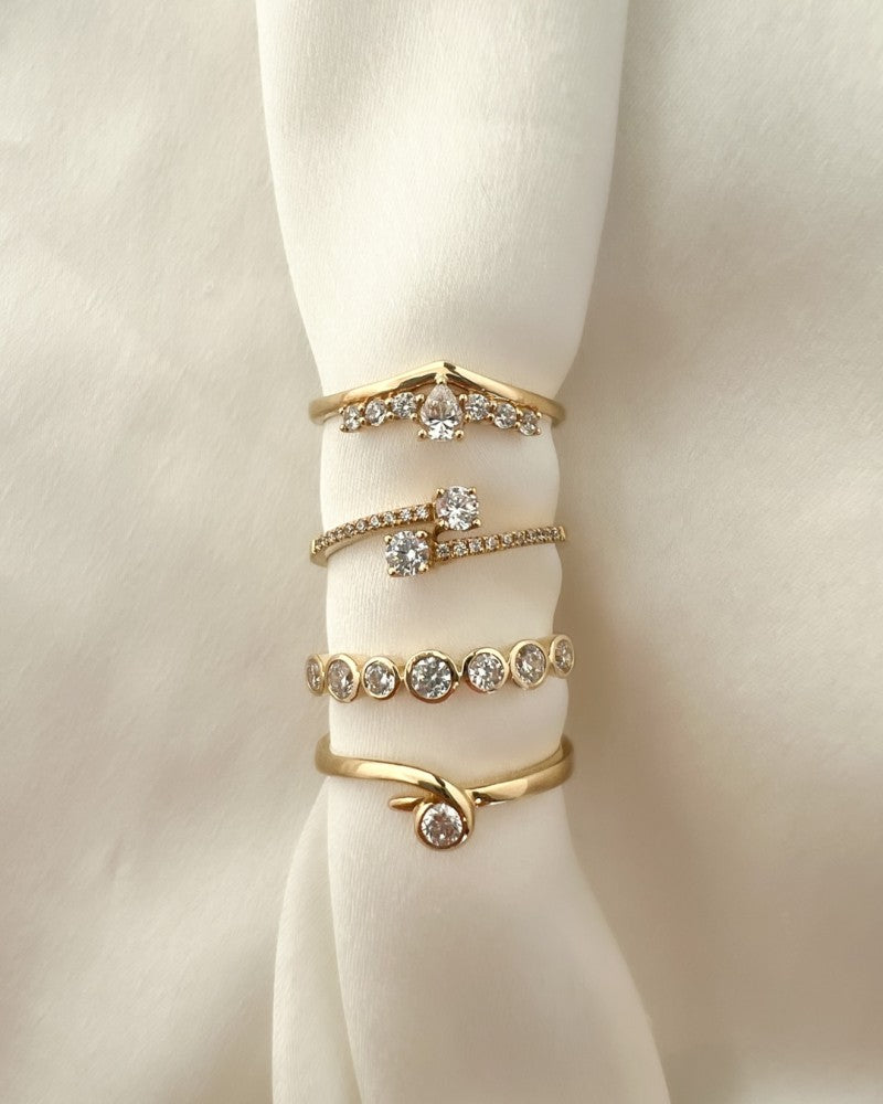 Elegante Anello a Fascia in Oro Giallo con Zirconi in Castoni Rotondi – Bellezza Senza Tempo in Oro 14 Carati