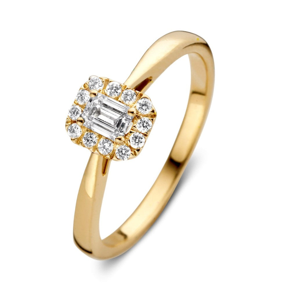 Anello in oro giallo con diamante centrale rettangolare e pavé di diamanti.