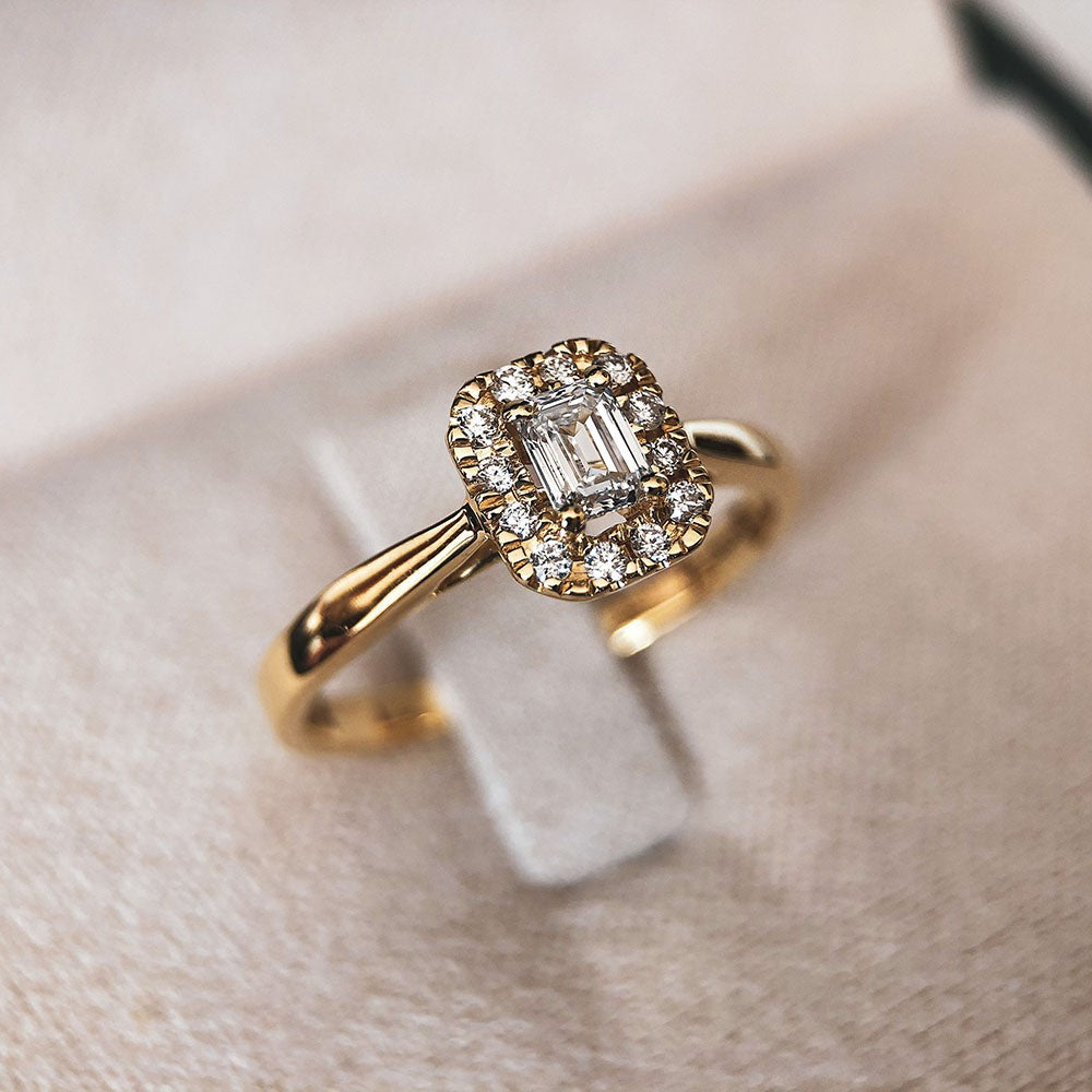 Anello Ivy 0,30 crt. oro giallo