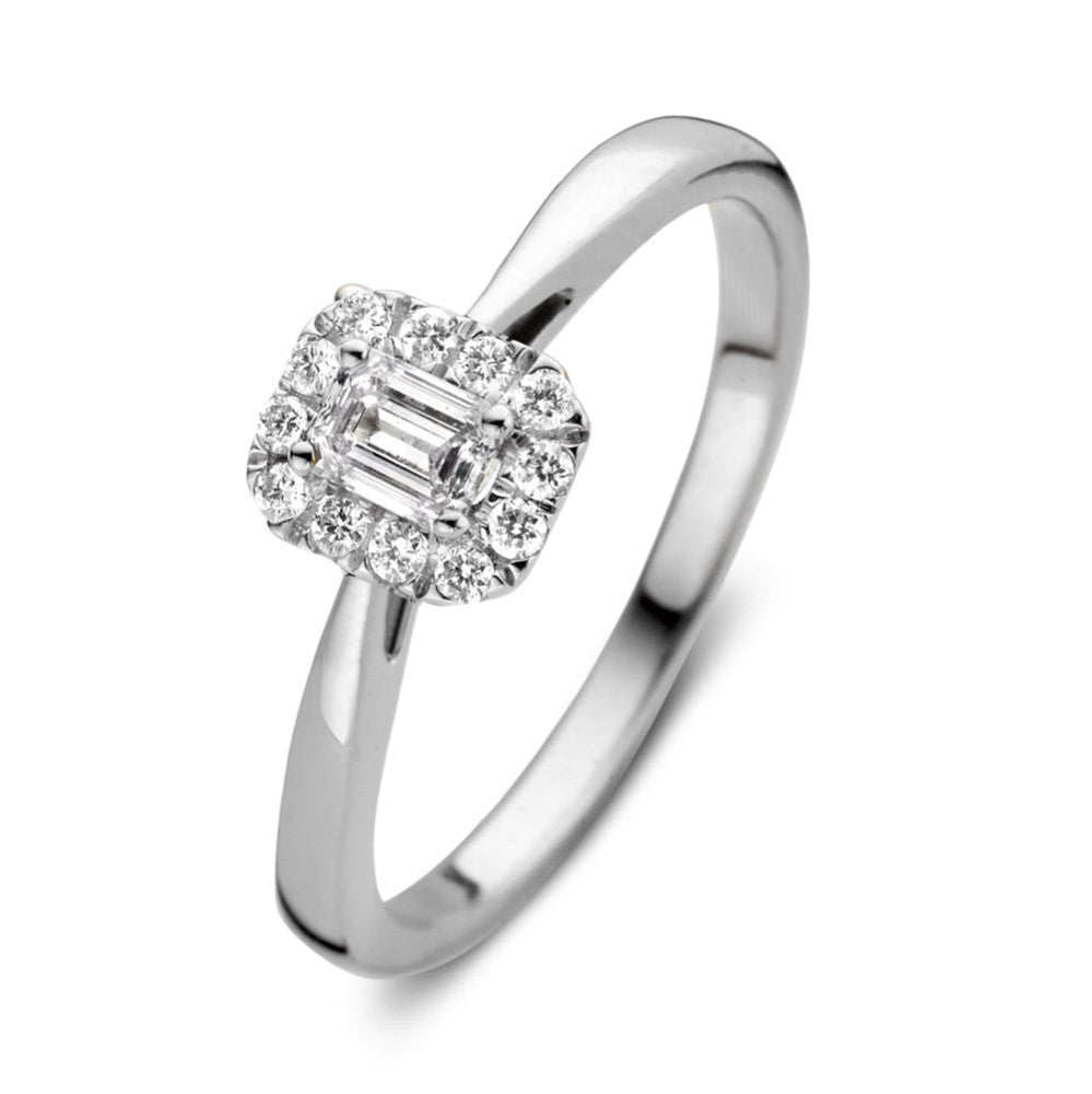 Witgouden ring met een vierkante diamant in het midden, omringd door kleinere steentjes.