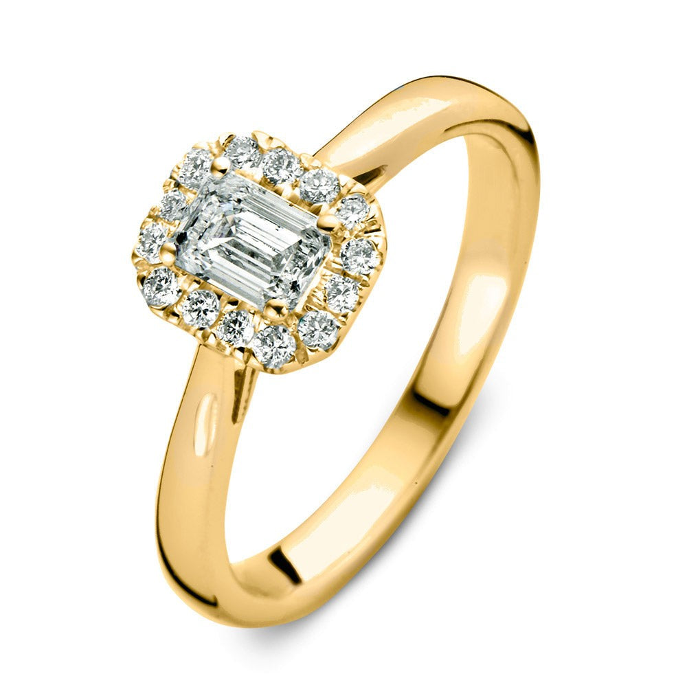 Anello in oro giallo con diamante centrale rettangolare e zirconi brillanti.