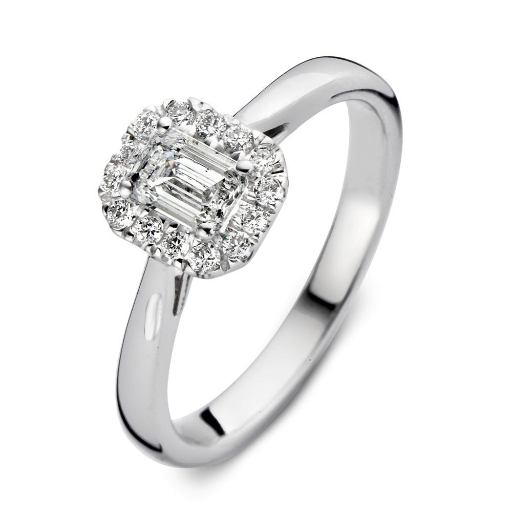 Anello in oro bianco con diamante centrale e pavé di brillanti.