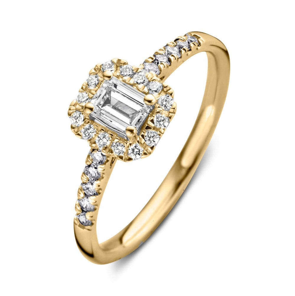 Anello in oro giallo con diamante centrale a forma rettangolare e pavé di diamanti.