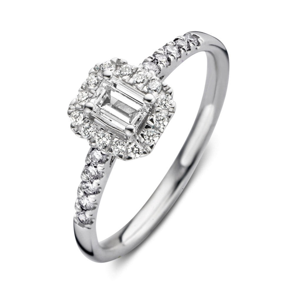 Anello in oro bianco con diamante centrale a forma rettangolare e pavé di diamanti.