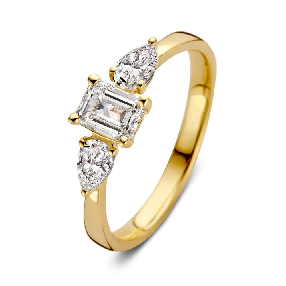 Anello in oro giallo con diamanti, composto da un centrale rettangolare e due a goccia.