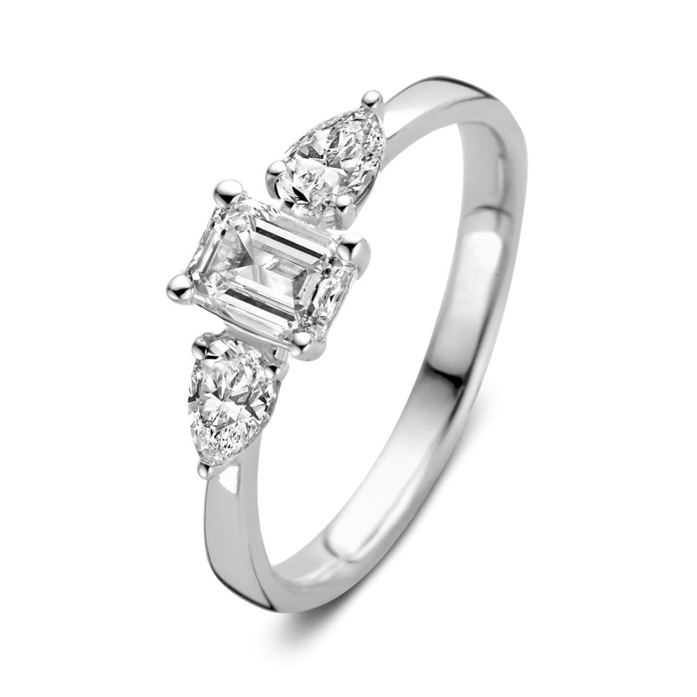 Anello in oro bianco con diamanti, design a tre pietre con centrale rettangolare e due ovali.