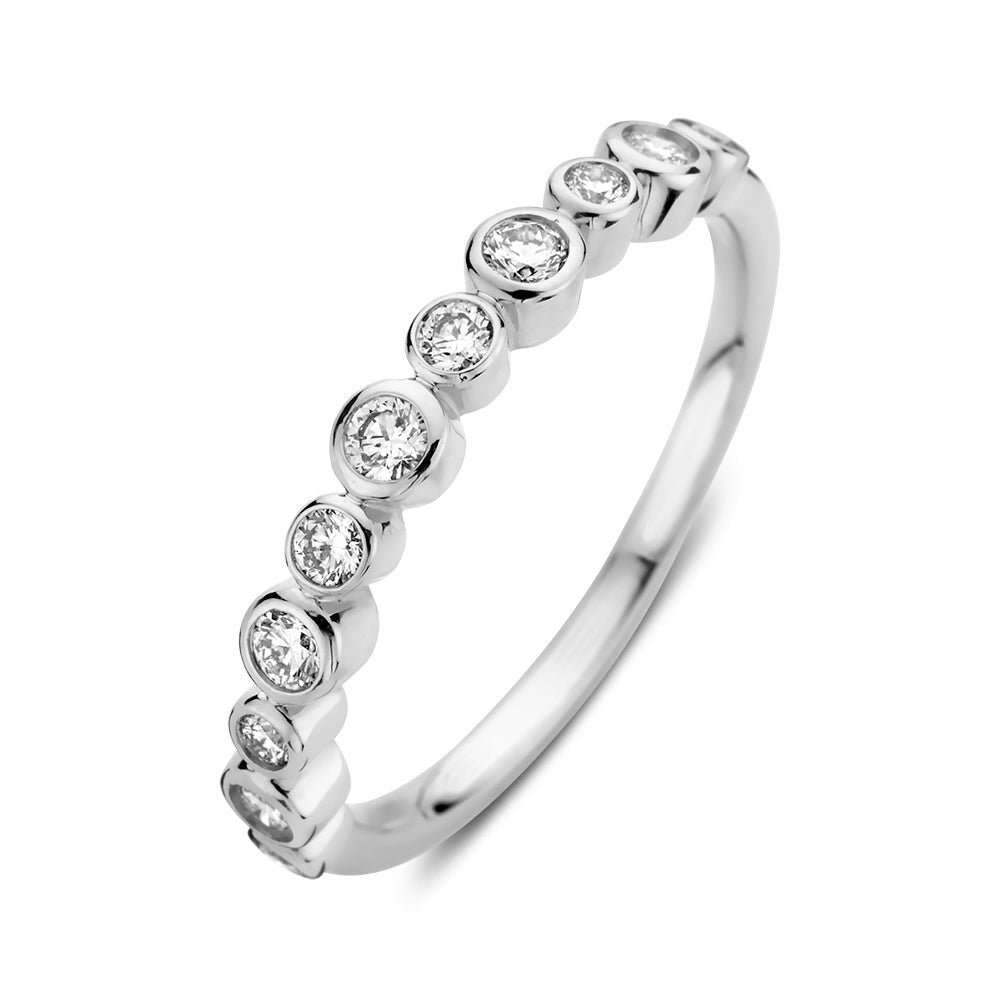 Anello in oro bianco con diamanti da 0,31 crt, design con pietre rotonde incastonate.