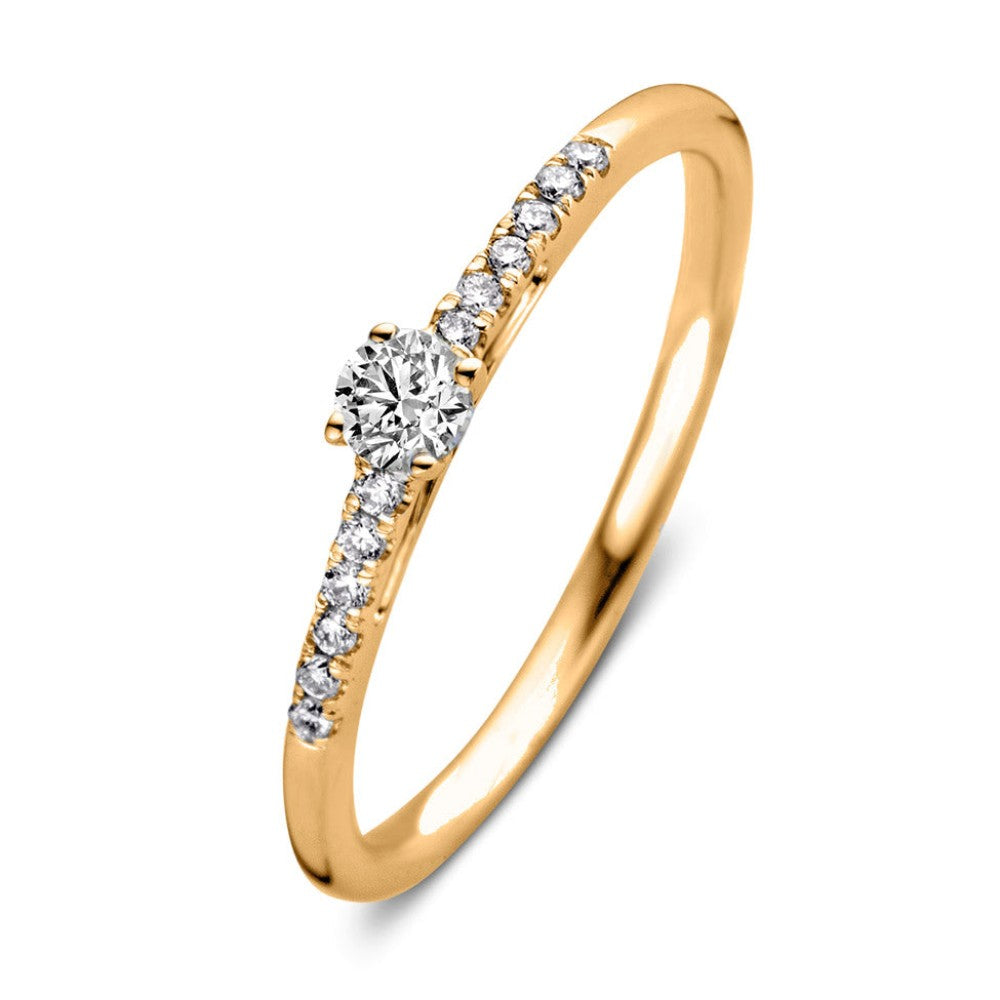 Anello in oro giallo con diamante centrale e pietre brillanti lungo la fascia.