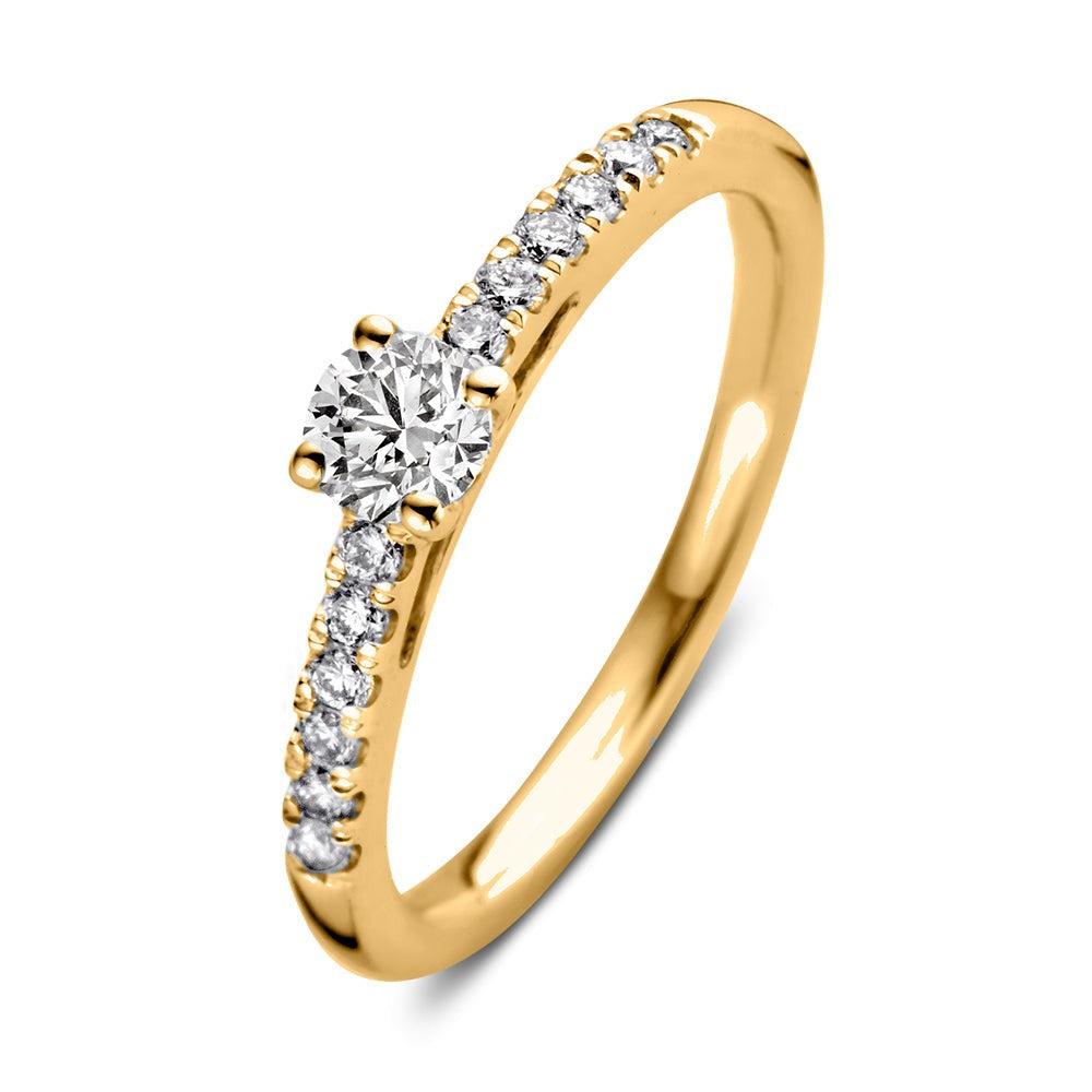 Anello in oro giallo con diamante centrale e pietre brillanti lungo la fascia.
