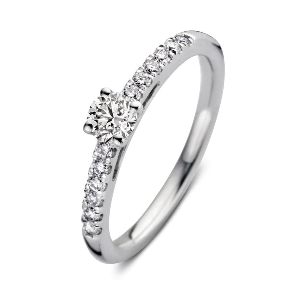 Anello in oro bianco con diamante centrale e pietre brillanti lungo la fascia.