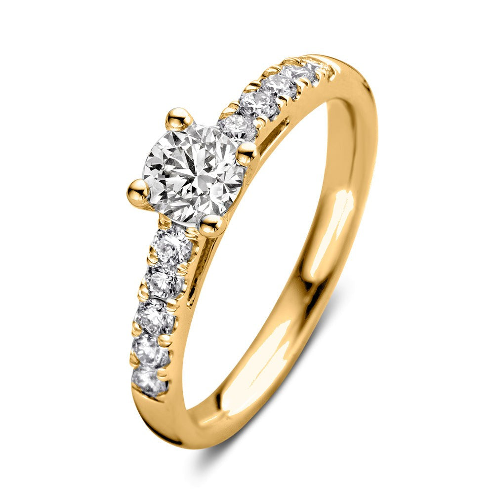 Gouden ring met een centrale briljant van 0,80 crt en kleine steentjes aan de zijkanten.