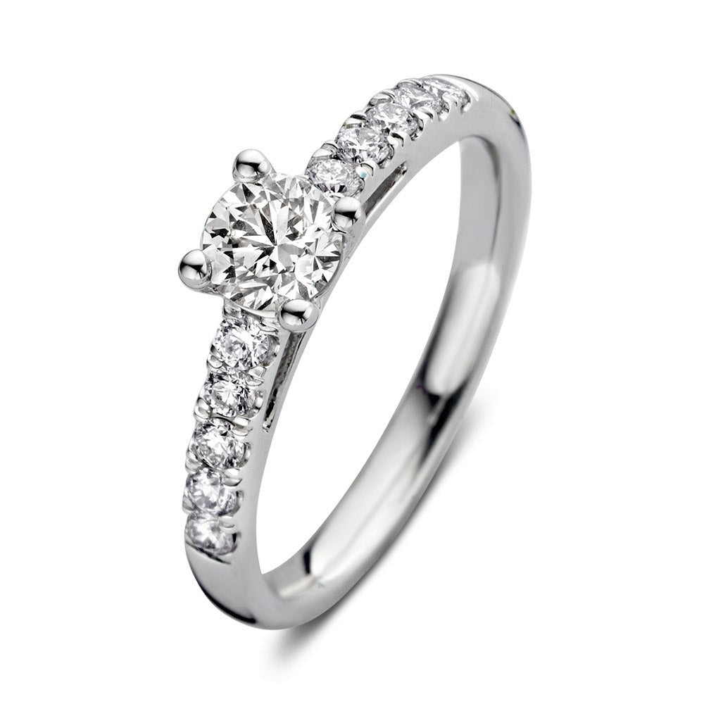 Anello in oro bianco con diamante centrale e pietre laterali.