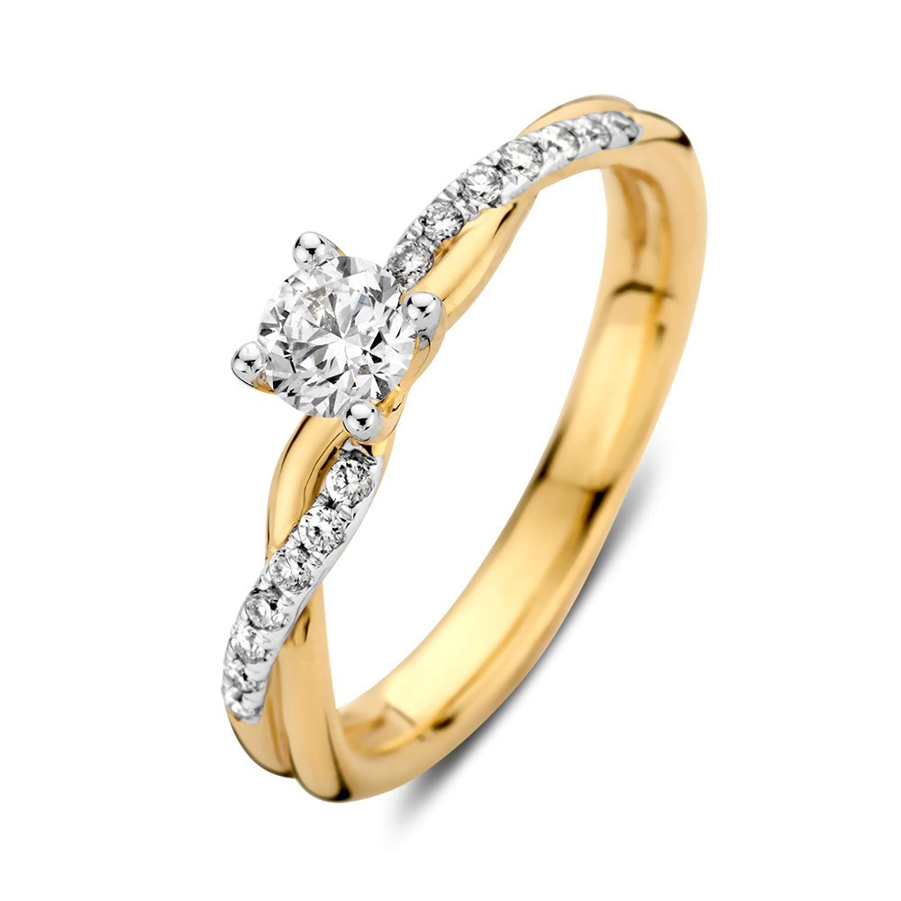 Anello in oro giallo con diamante centrale e pavé di diamanti lungo la fascia.