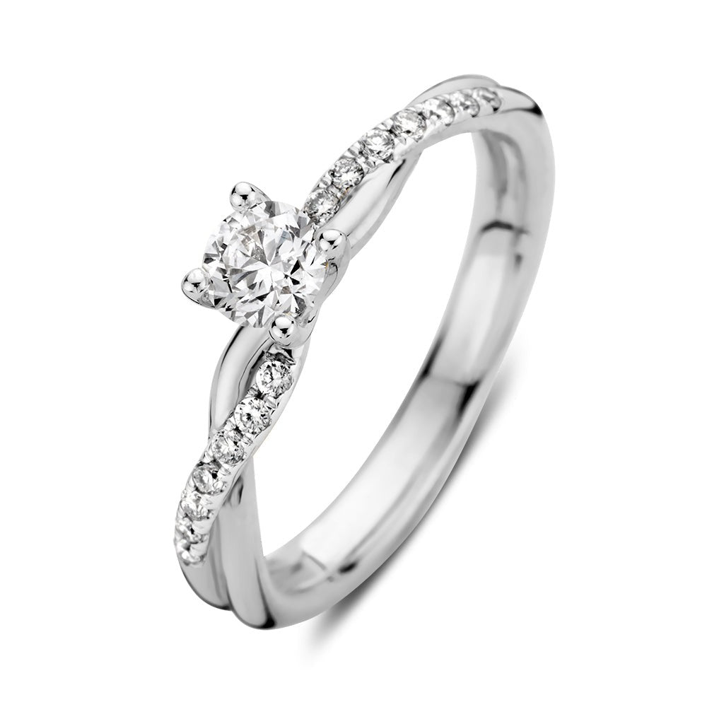 Anello in oro bianco con diamante centrale e dettagli scintillanti.