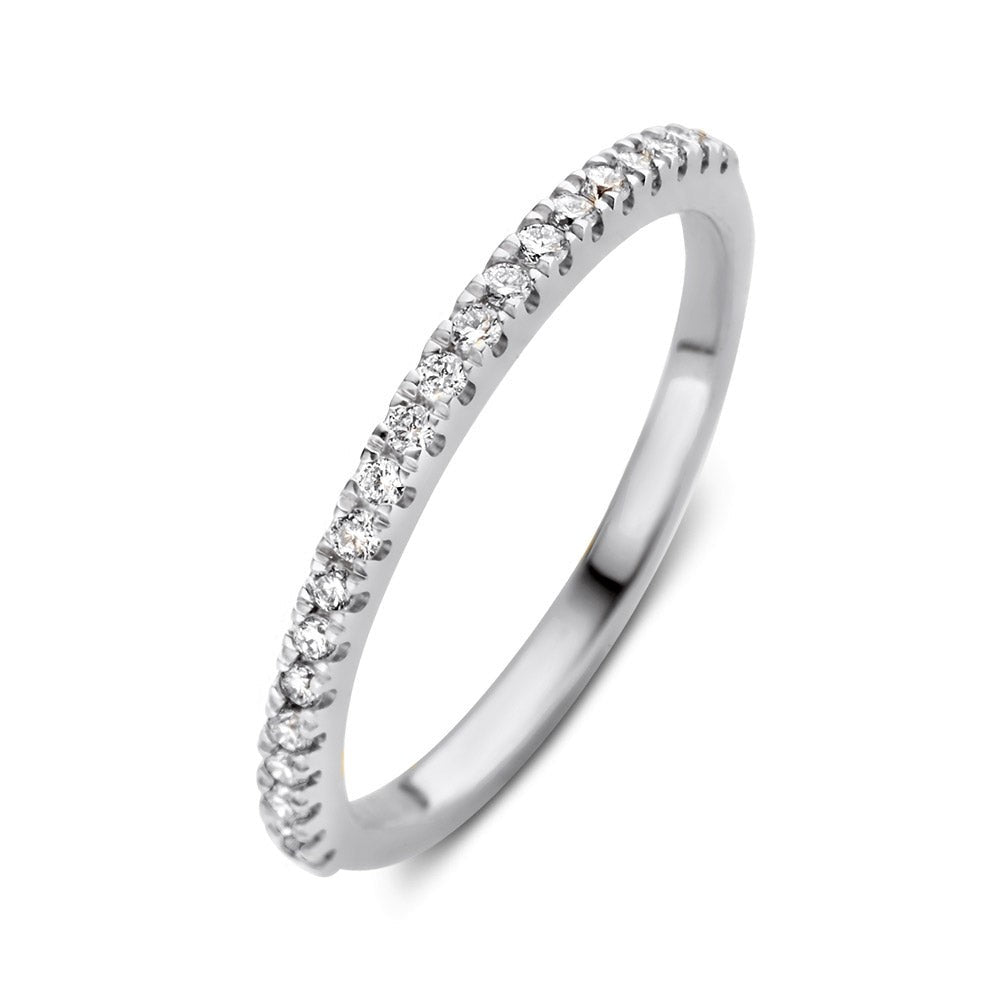 Anello in oro bianco con diamanti da 0,20 crt, design sottile e brillante.
