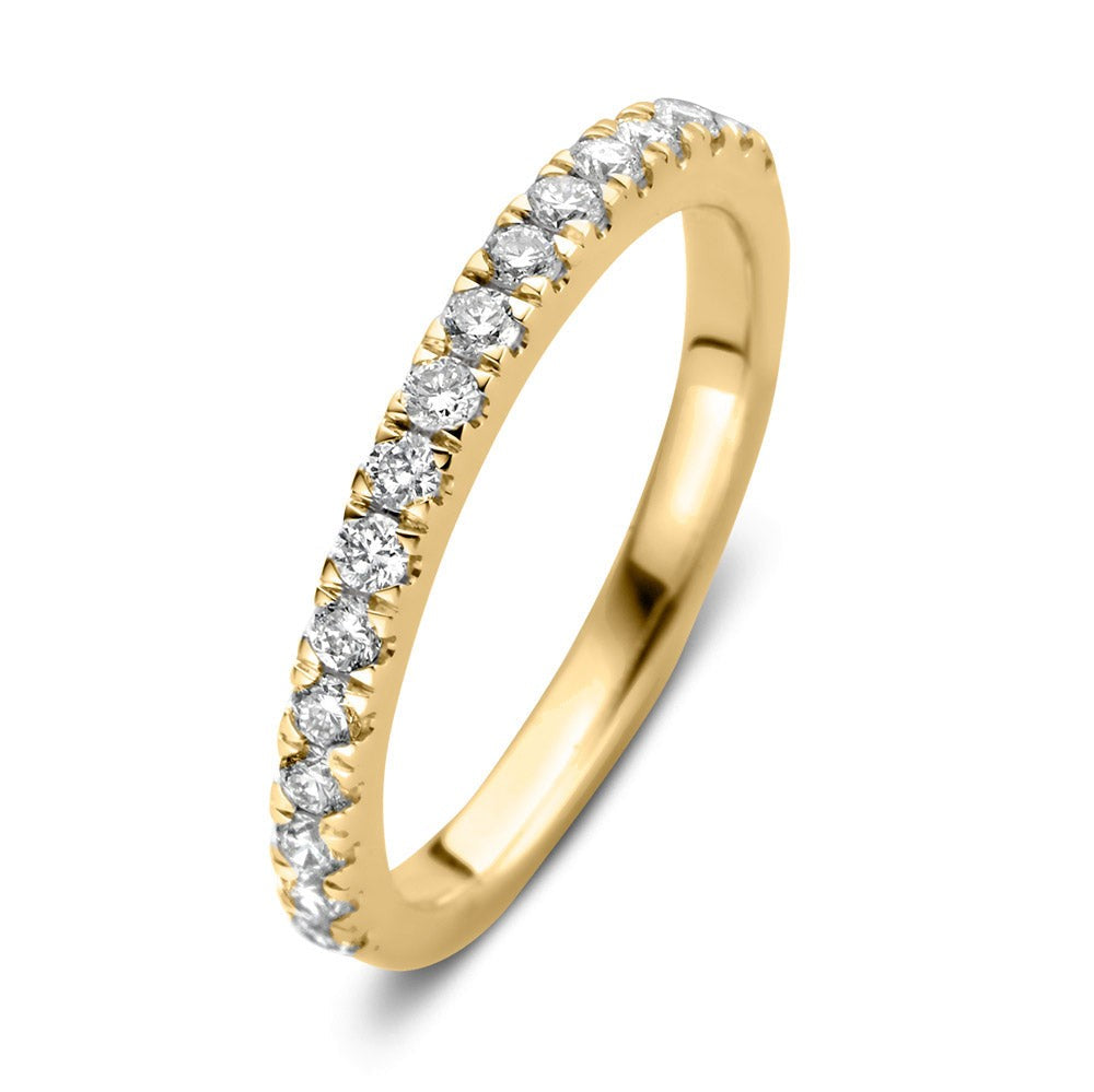 Anello in oro giallo con diamanti da 0,30 crt, design sottile e brillante.