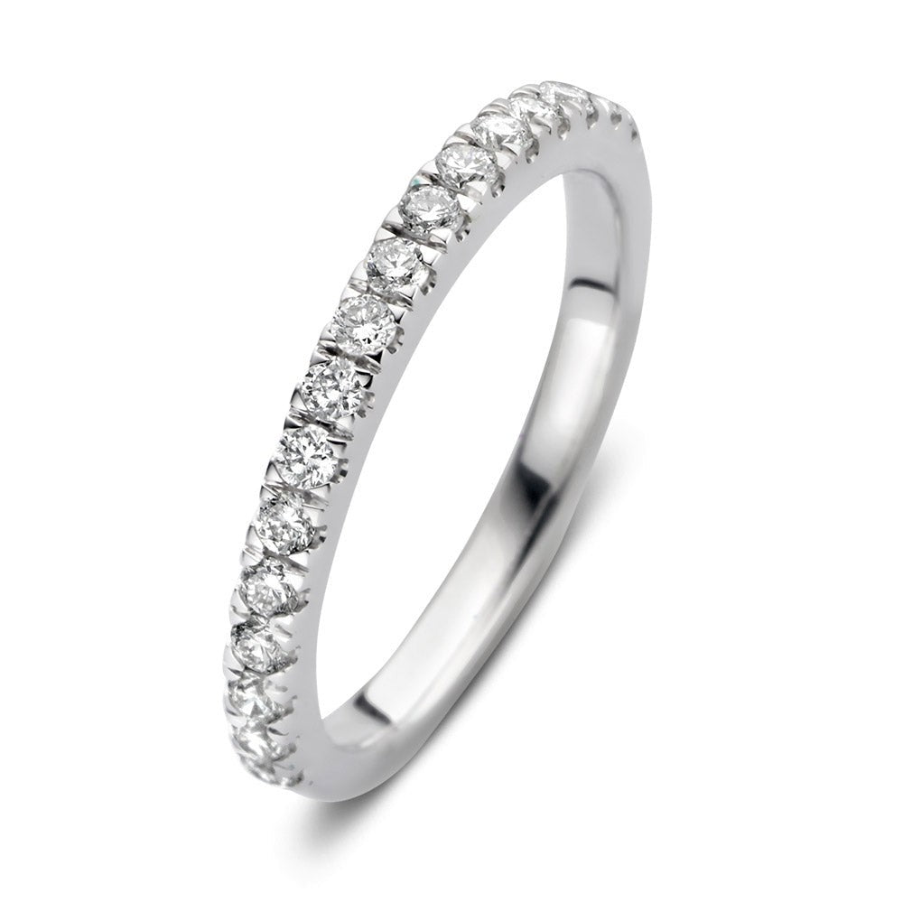 Anello in oro bianco con diamanti da 0,30 crt, design sottile e brillante.