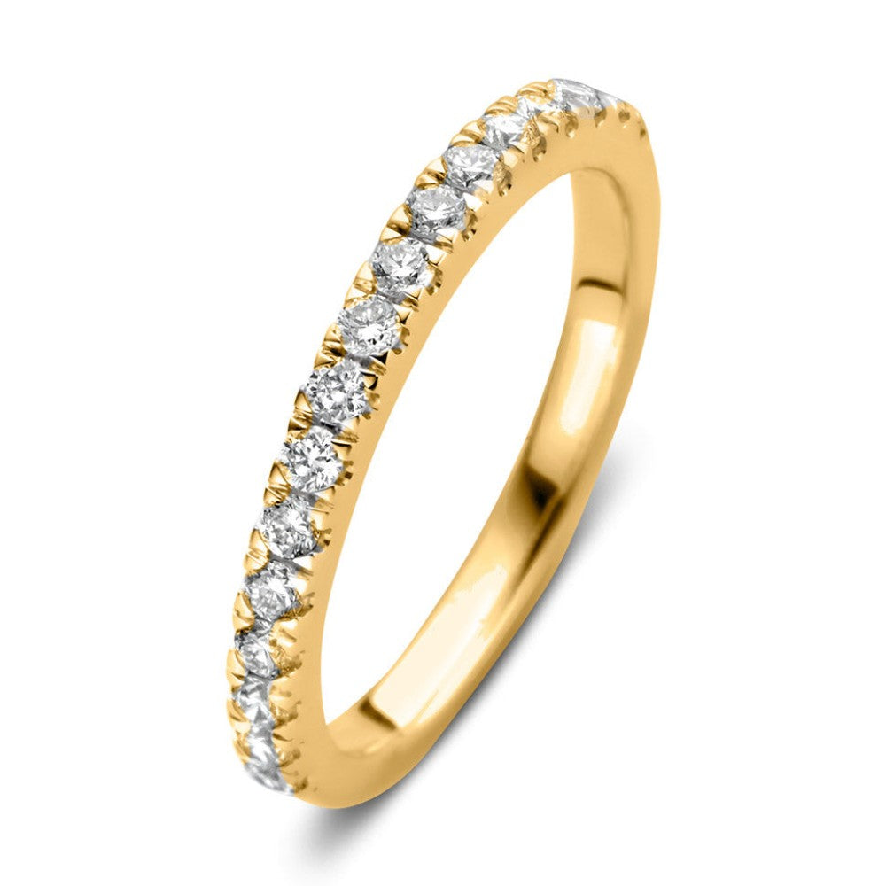 Anello in oro giallo con diamanti, design sottile e brillantezza elegante.