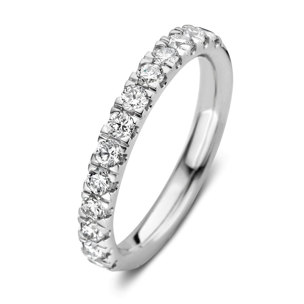 Anello in oro bianco con diamanti, design sottile e brillantezza intensa.