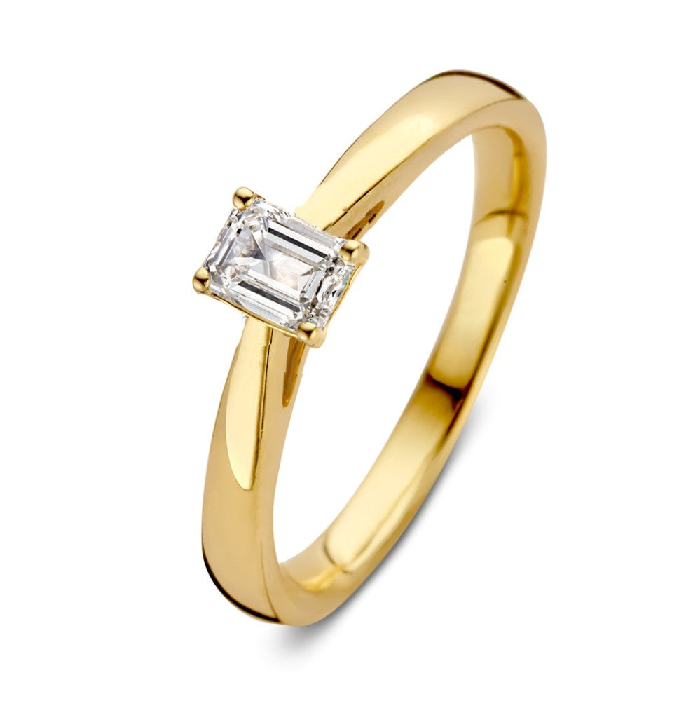 Geelgouden ring met een vierkante diamant van 0,30 crt in een eenvoudige zetting.