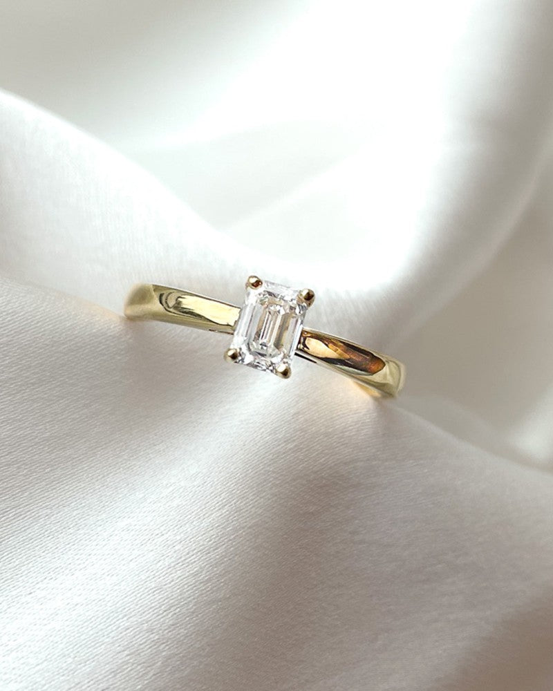Anello Nora 0,30 crt. oro giallo