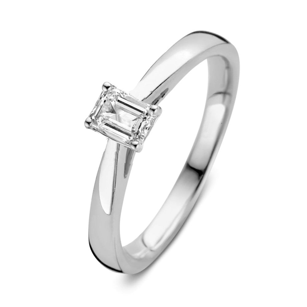 Anello in oro bianco con diamante centrale taglio rettangolare da 0,30 carati.