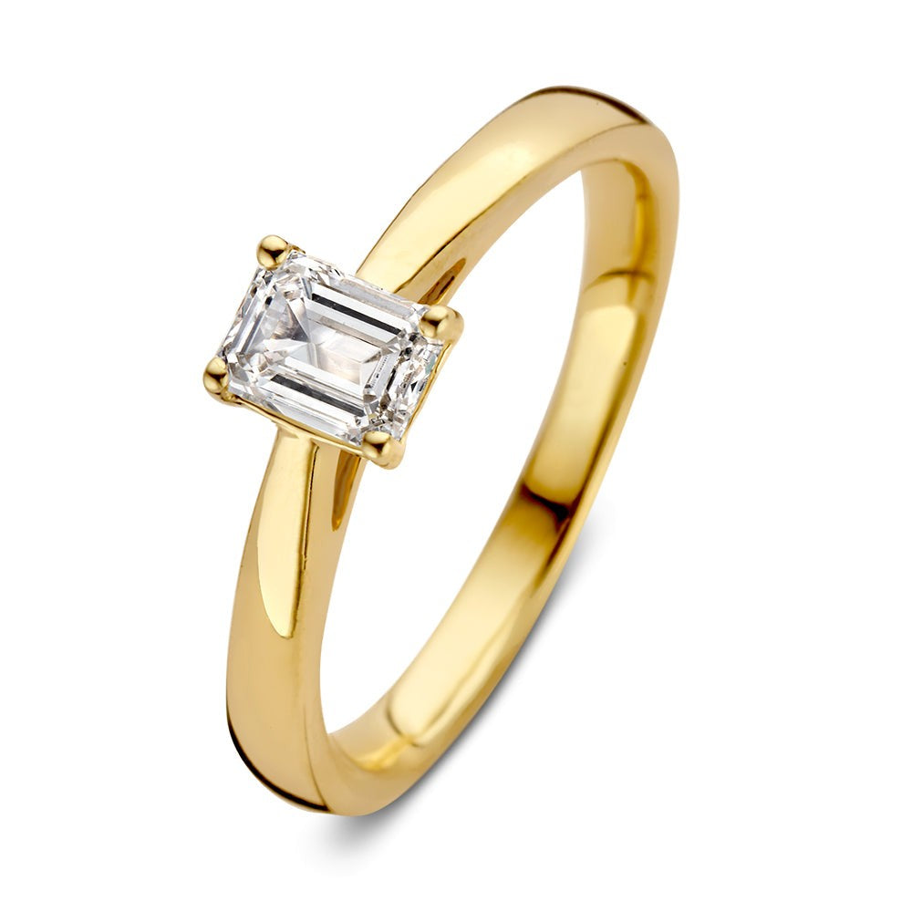 Anello in oro giallo con diamante taglio rettangolare da 0,50 carati.