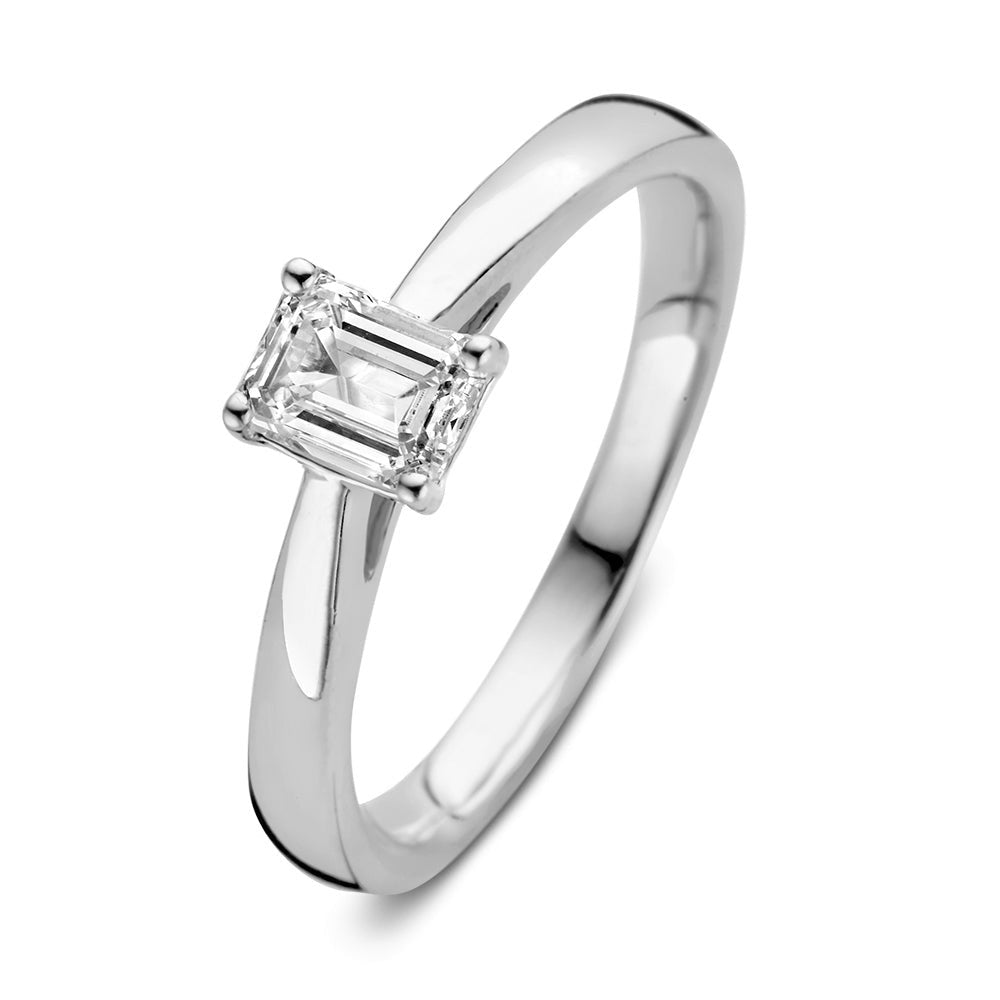 Anello in oro bianco con diamante centrale a taglio rettangolare da 0,50 carati.