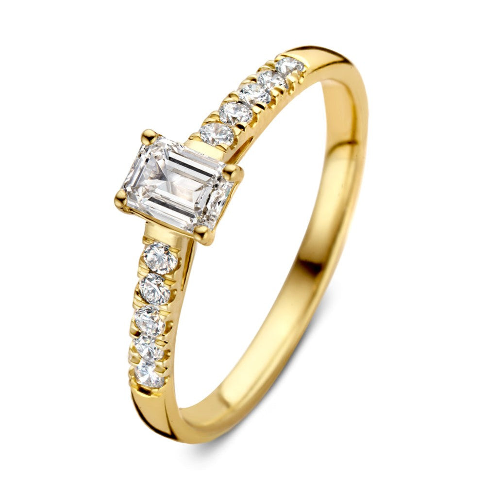 Anello in oro giallo con diamante centrale e pietre brillanti lungo la fascia.