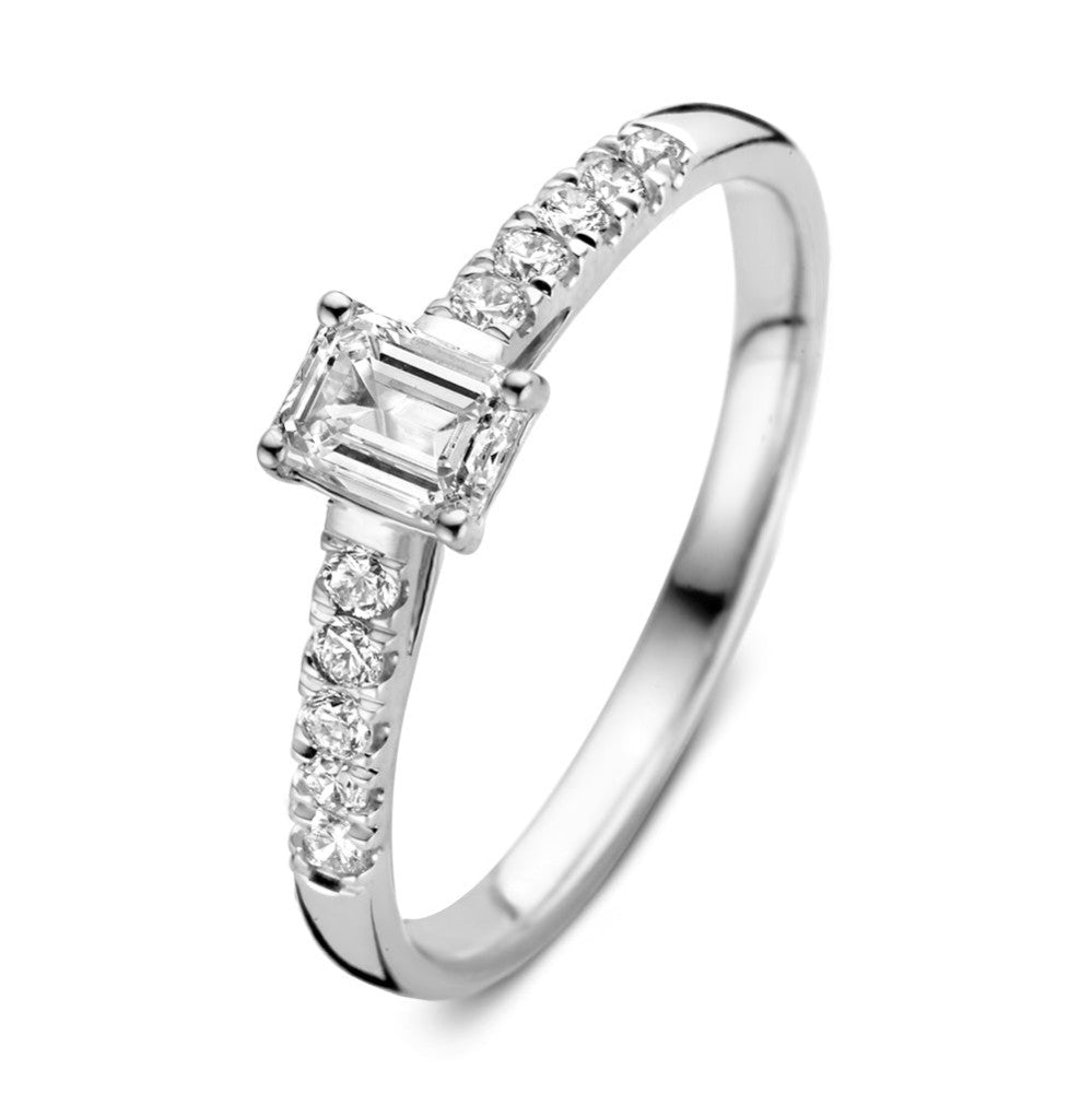 Witgouden ring met een centrale vierkante diamant en zeven kleinere diamanten aan elke zijde.