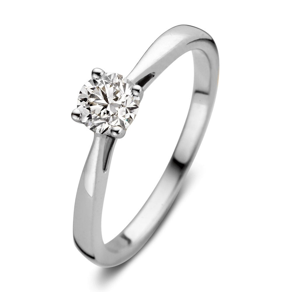 anello in oro bianco con diamante da 0,50 carati, design semplice e brillante.