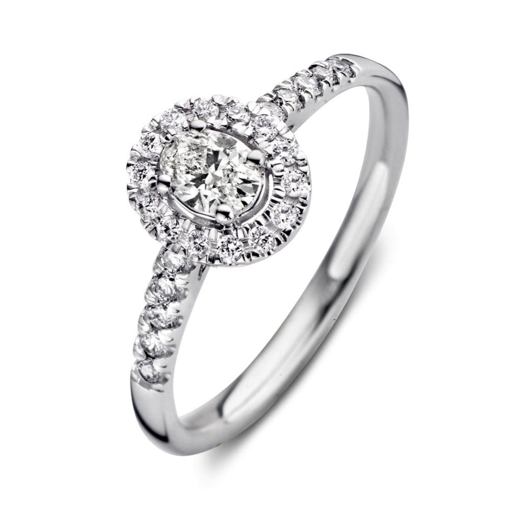 Anello in oro bianco con diamante centrale a forma di pera e pavé di diamanti.