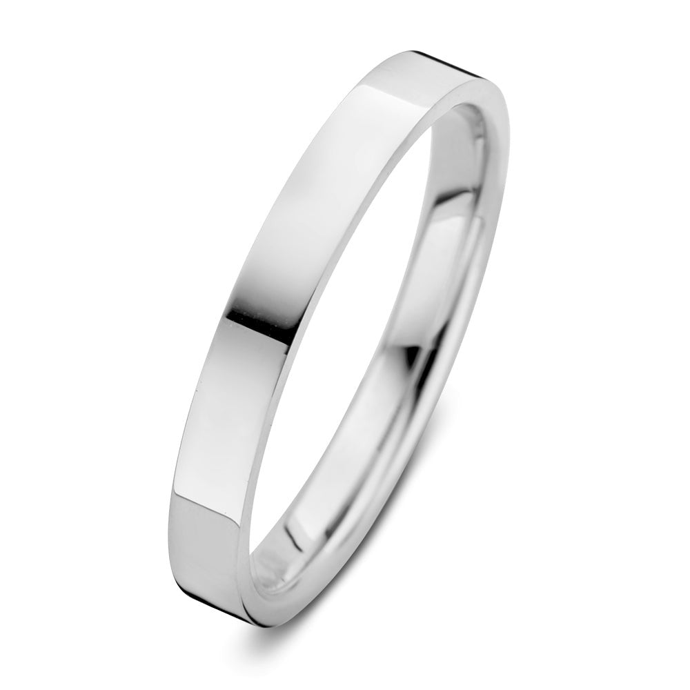 Anello in oro bianco di 3 mm, con finitura lucida e forma semplice.