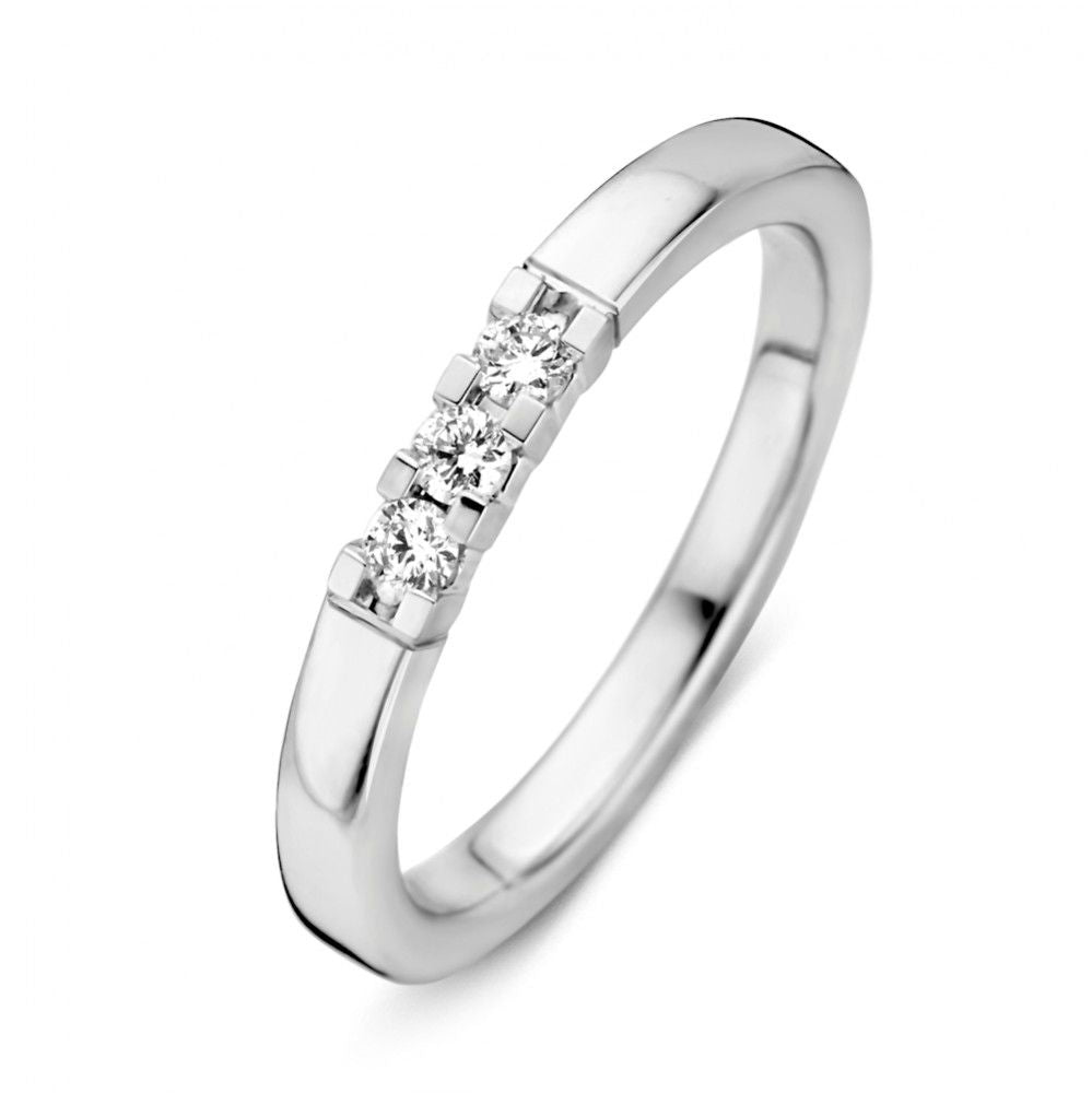 Witgouden alliance ring met drie briljanten van in totaal 0,15 caraat, met een strakke, moderne afwerking.