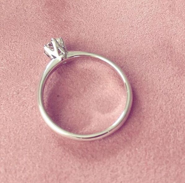 Elegante Anello in Oro Bianco 14 Carati con Diamante Brillante da 0,19 Carati