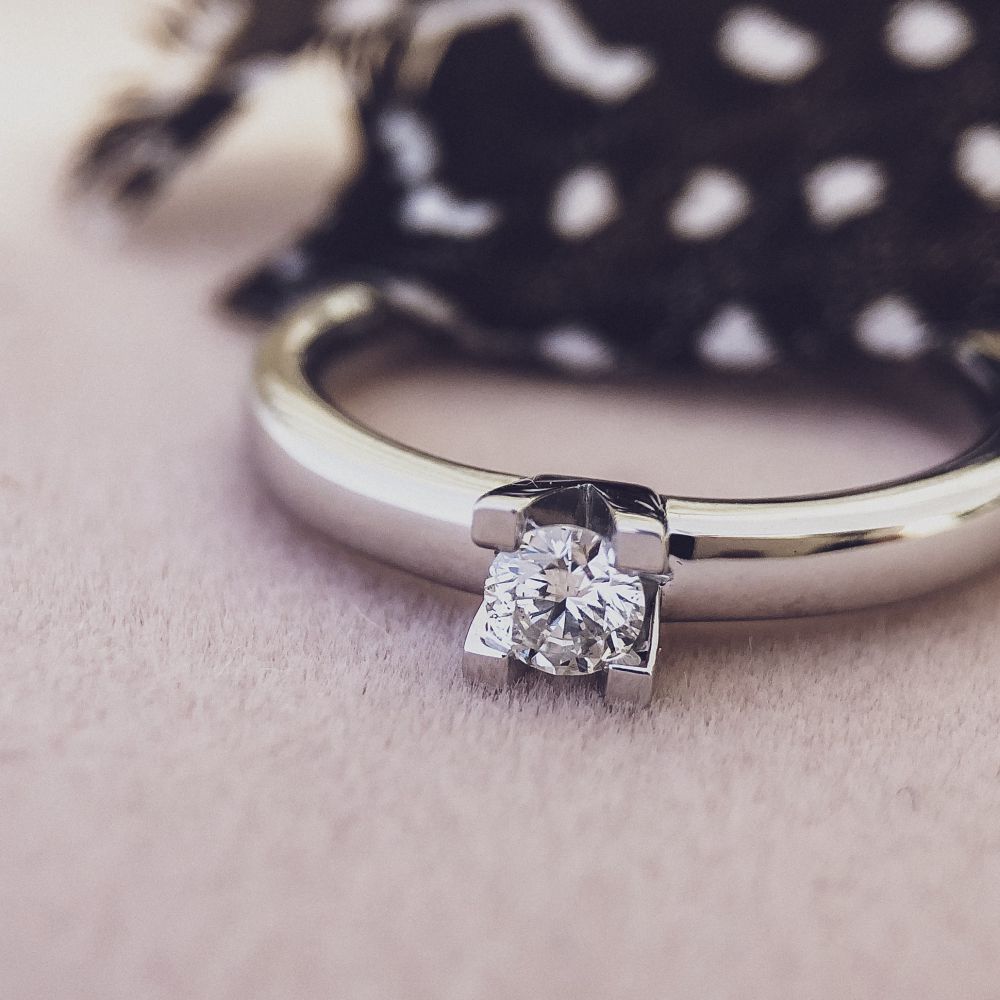 Anello in Oro Bianco 14 Carati con Diamante Brillante da 0,19 Carati e Stile Moderno