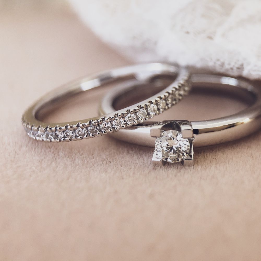 Anello in Oro Bianco 14 Carati con Diamante Brillante da 0,19 Carati e Stile Moderno