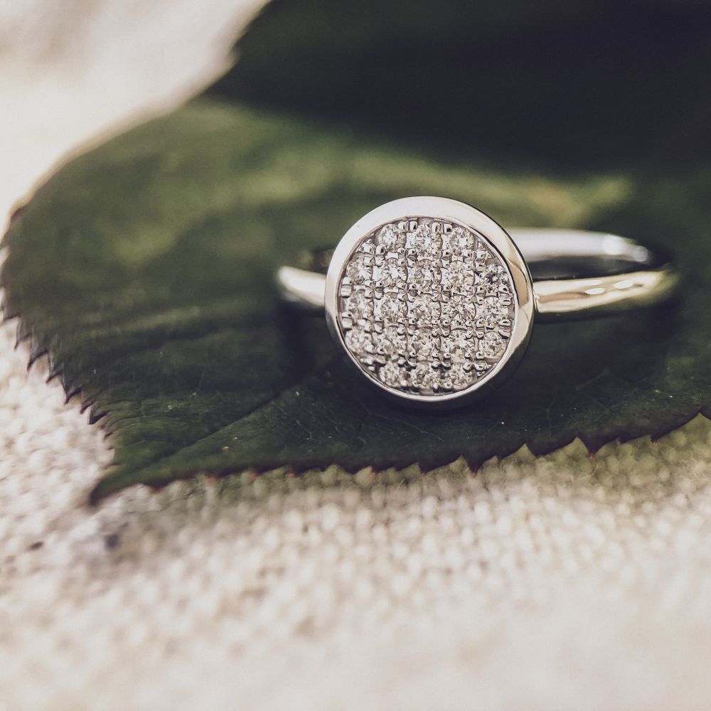 Anello da donna in oro bianco rodiato con brillante da 0,20 carati in incasso pavé