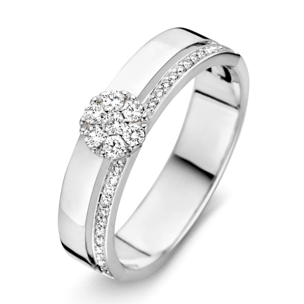 Anello in oro bianco 14 carati con diamante brillante da 0,22 carati e dettagli scintillanti.