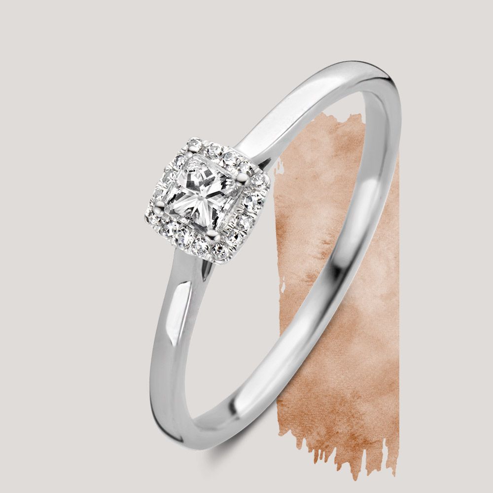 Elegante anello in oro bianco con diamante taglio princess (0.24 carati totali)