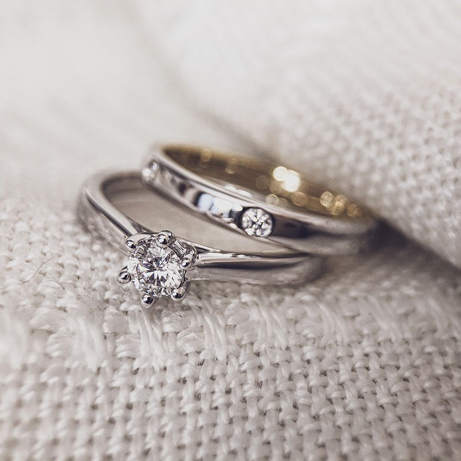 Elegante anello in oro bianco con diamante brillante (0,24 carati totali)