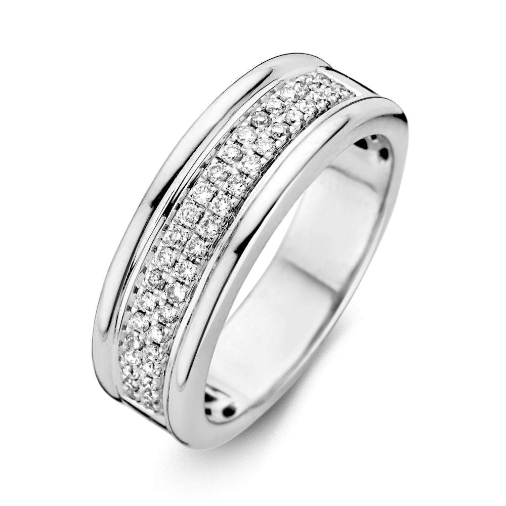 Anello in oro bianco con diamanti, caratterizzato da una finitura lucida e una fila centrale di pietre brillanti.