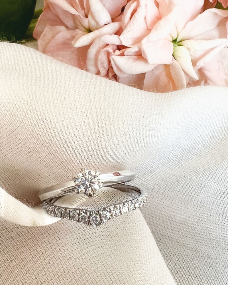 Elegante Anello in Oro Bianco a Forma di V con Diamante – Lusso Sottile per Ogni Giorno 0,25 crt.