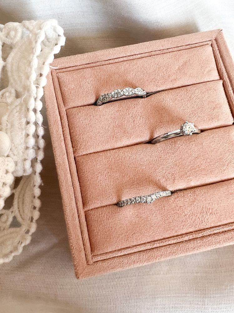 Elegante Anello in Oro Bianco a Forma di V con Diamante – Lusso Sottile per Ogni Giorno 0,25 crt.