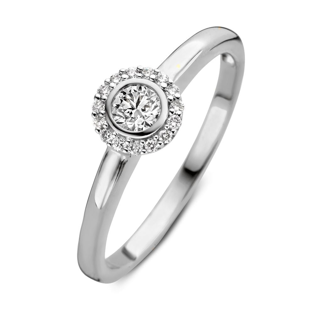 Anello in oro bianco con brillante centrale e pavé di diamanti, 0.26 crt.
